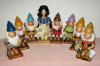 Snow White & The Seven Dwarfs Nutcracker Set. CU000510_CU000518