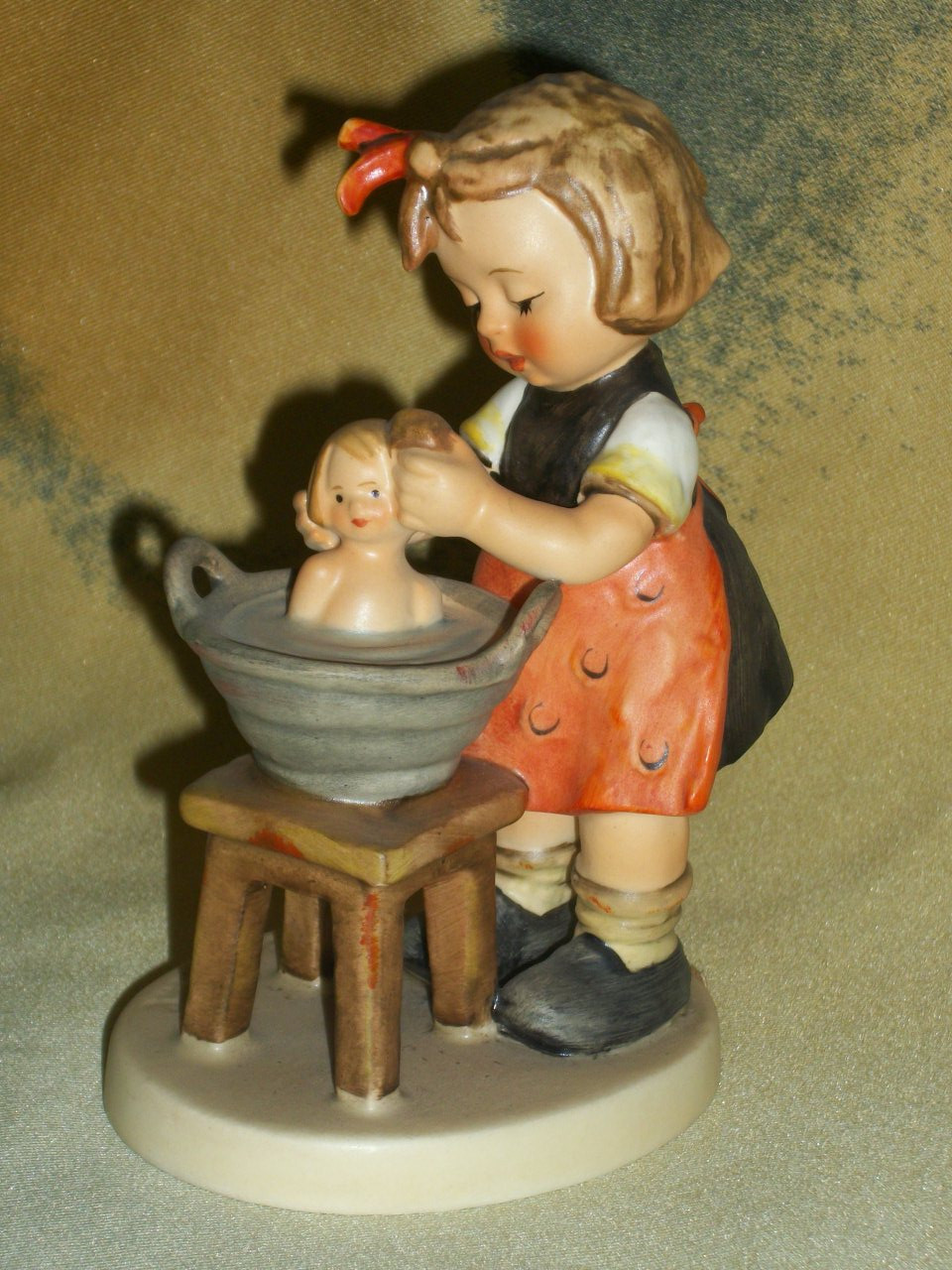 Doll Bath Figurine HUM319